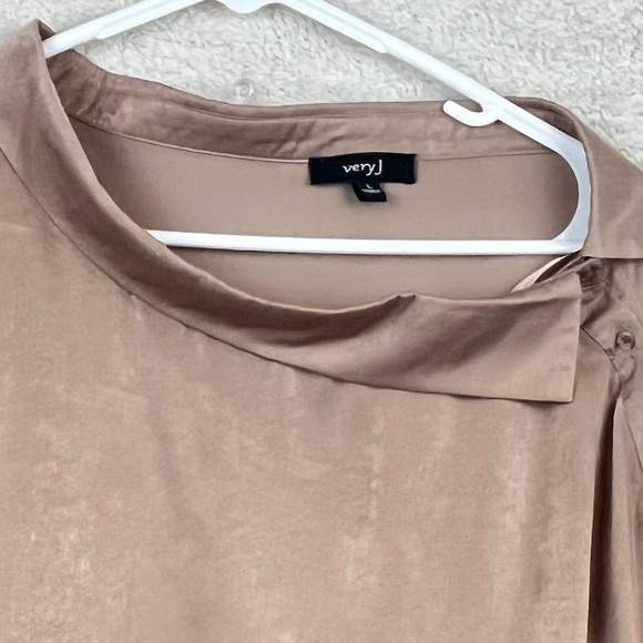 VERY J Unique Collared Shimmery Blouse Shoulder Buttons Large Funnel Neck - Picture 3 of 15